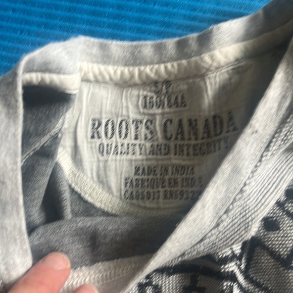 Roots sweater size small - Picture 2 of 5